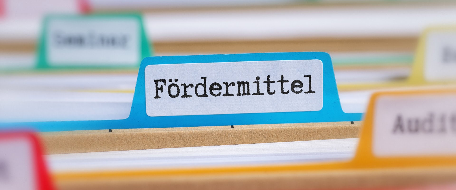 Akten mit der Beschriftung Fördermittel