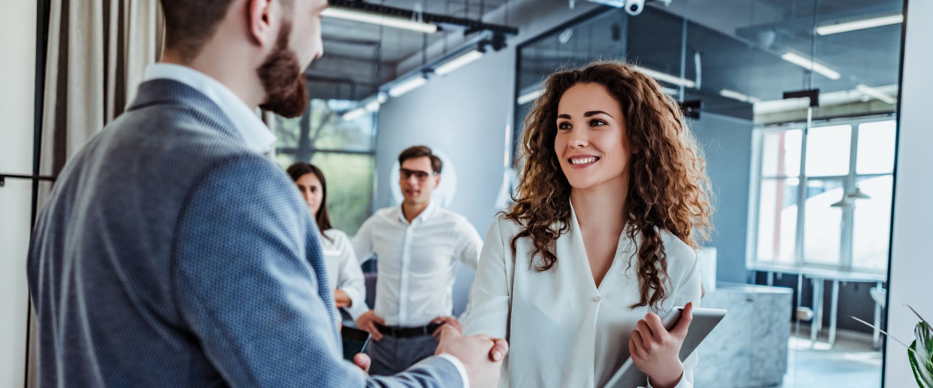 Mann und Frau schütteln sich im Büro die Hände. Kollaborative Teamarbeit, Geschäftsleute