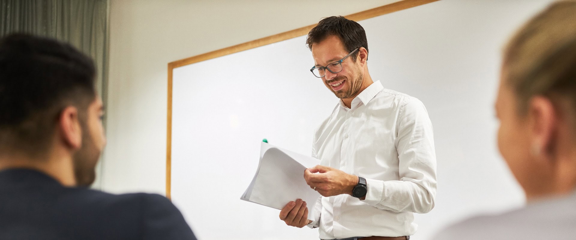 Referent oder Ausbilder in einem Seminar mit Fragebogen